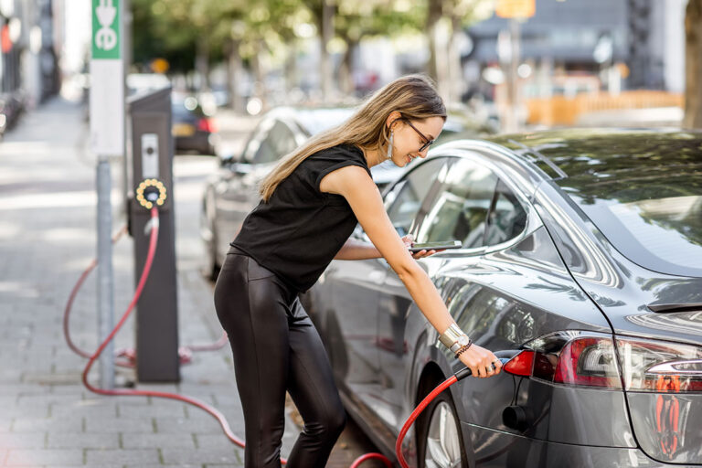 Dobíjení Elektroauta za Deště: Bezpečnost a Praktické Rady